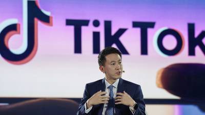 Jefe de TikTok, a diferencia de Musk, recibe suaves advertencias de la UEdfd