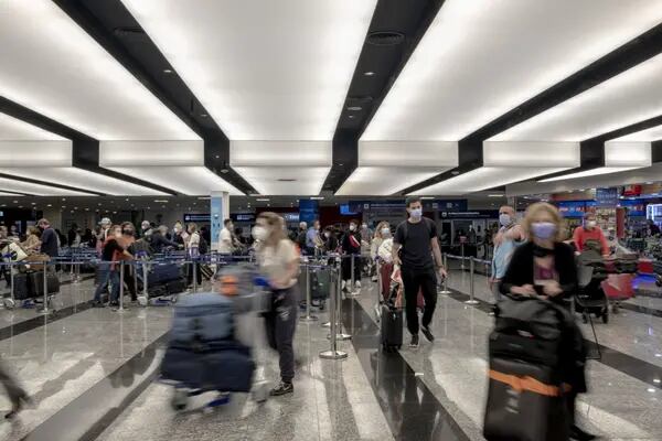 No aeroporto argentino de Ezeiza, autoridades reportam crescimento no número de desembarques de gestantes russas