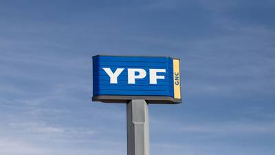 YPF analiza acotar gasto de capital por nuevos controles de precios en Argentinadfd