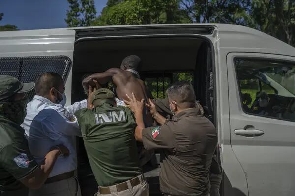 Los hechos ocurrieron después de que, a principios de esta semana, el Instituto Nacional de Migración de México suspendiera a dos funcionarios que fueron filmados mientras golpeaban y pateaban a un migrante en la cabeza.