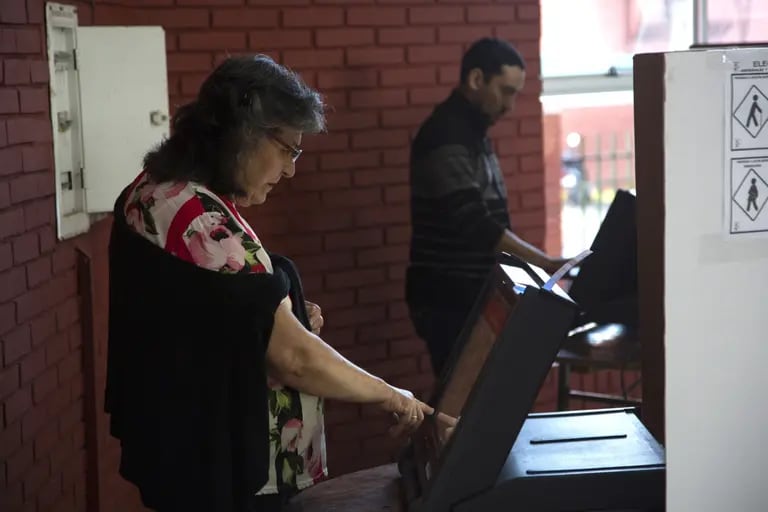 Votantes votan en un colegio electoral durante las elecciones presidenciales en Lambare, Paraguay, el domingo 30 de abril de 2023.dfd