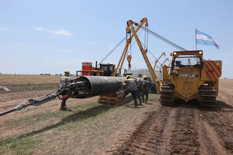 Trabajadores montan el gasoducoto Néstor Kirchner en Doblas, provincia de La Pampa, Argentina.dfd