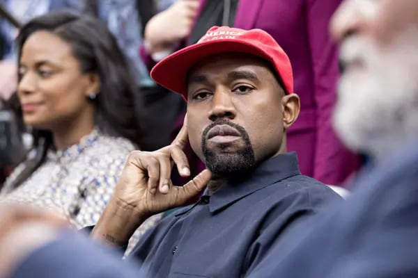 El rapero Kanye West escucha durante una reunión con el presidente de Estados Unidos, Donald Trump, que no aparece en la foto, en el Despacho Oval de la Casa Blanca en Washington, D.C., Estados Unidos, el jueves 11 de octubre de 2018.
