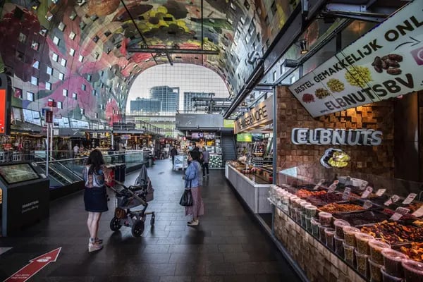 Compradores pasan por restaurantes y puestos de comida dentro del salón de comidas Markthall en Rotterdam, Holanda, el lunes 21 de septiembre de 2020.