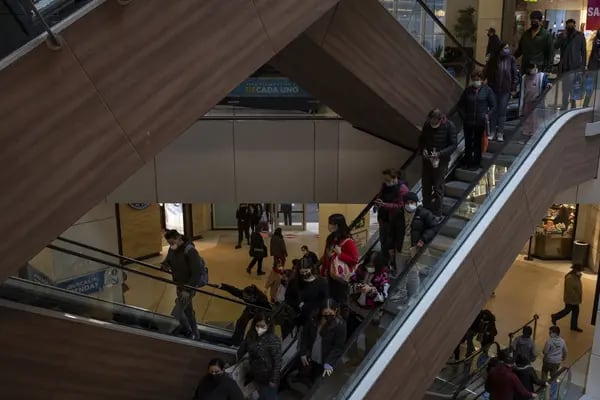 Compradores dentro de un mall en Santiago, el 13 de julio de 2023. Foto: Bloomberg