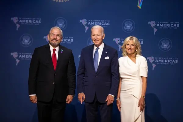 El canciller de Honduras, Enrique Reina, saluda en la Cumbre de las Américas al presidente de los Estados Unidos Joe Biden y a la primera dama Jill Biden.