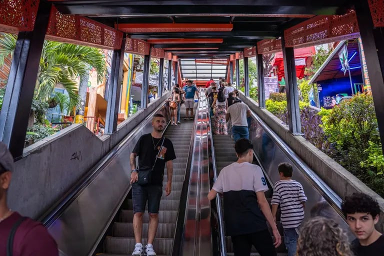Escaleras mecánicas en el barrio Comuna 13 de Medellín, Colombia, el miércoles 5 de abril de 2023dfd