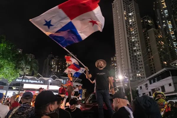 Manifestantes ondean banderas panameñas durante una protesta contra First Quantum Minerals Ltd. en Ciudad de Panamá, Panamá, el miércoles 25 de octubre de 2023.