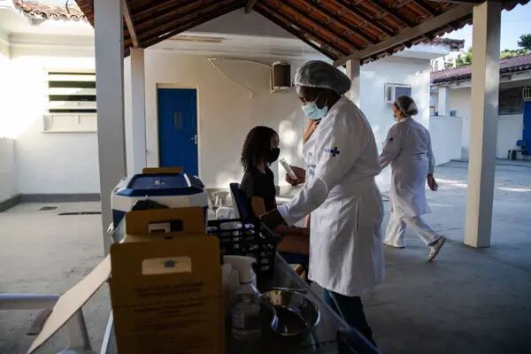 Apenas 26% das pessoas receberam duas doses das vacinas contra covid no Brasil, quase metade do nível dos EUA