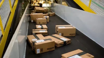 Paquetes se mueven a lo largo de una cinta transportadora en el centro de cumplimiento de Amazon.com Inc. durante el lunes cibernético en Robbinsville, Nueva Jersey.