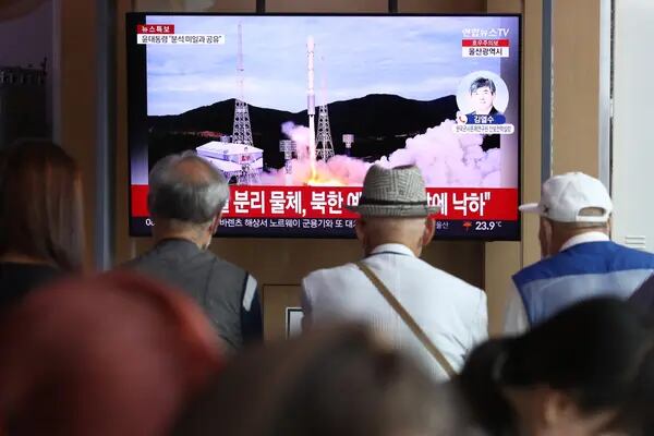 Un grupo de personas observa una emisión de televisión que muestra una imagen de archivo del lanzamiento de un cohete norcoreano en la estación de ferrocarril de Seúl el 24 de agosto de 2023 en Seúl, Corea del Sur. (Fotografía de Chung Sung-Jun/Getty Images)