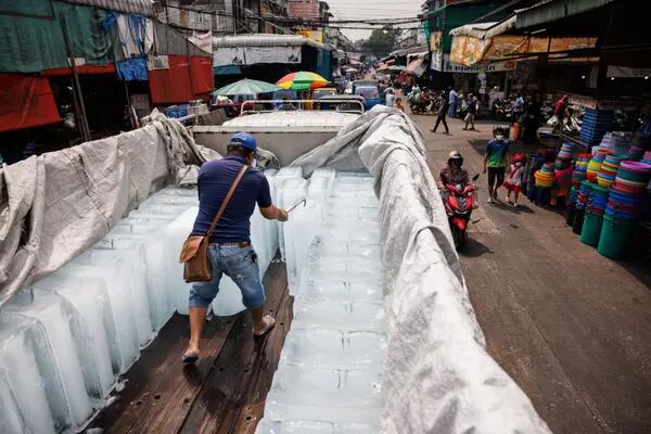 Trabalhador ordena pedras de gelo em cidade na Tailândia, país que sofre com onda de calor e seca (Foto: Andre Malerba/Bloomberg)