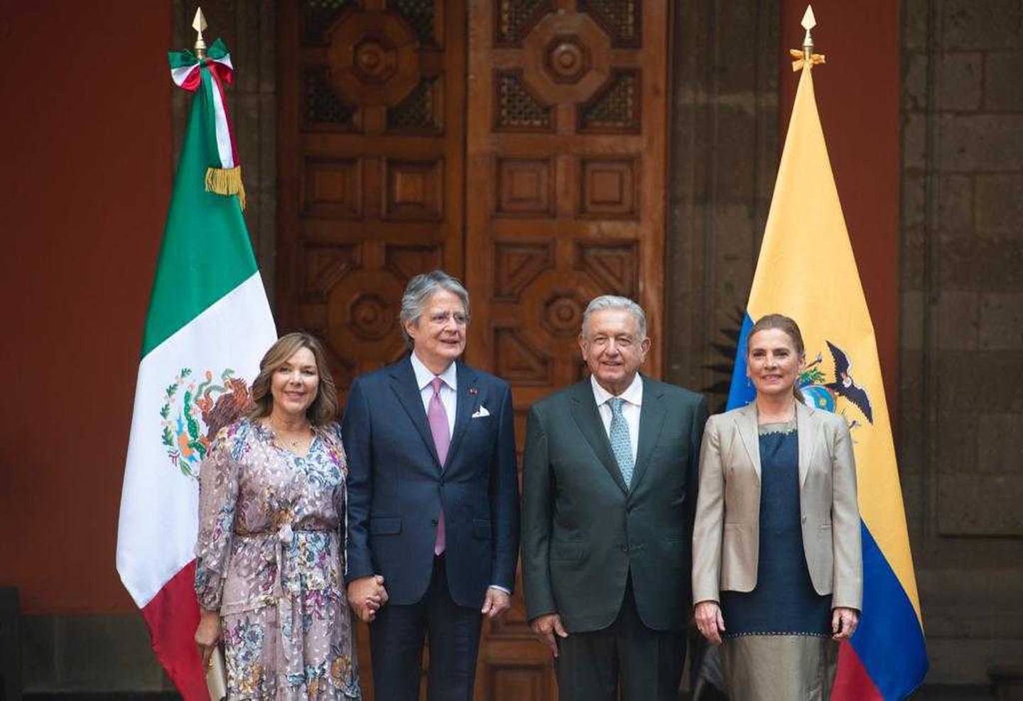 Lasso y su esposa, María de Lourdes Alcívar, fueron recibidos a las puertas de Palacio Nacional por el mandatario mexicano y su esposa, Beatriz Gutiérrez Müller.