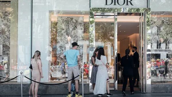 No hay recesión en el sector de lujo: ventas de Dior y Mercedes se disparandfd