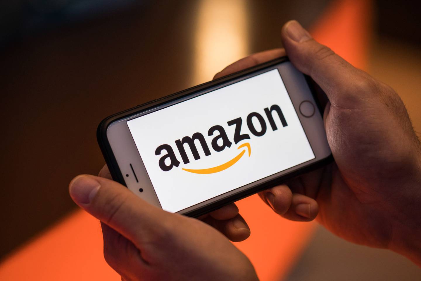 El logotipo de Amazon.com Inc. se encuentra sobre un teléfono inteligente iPhone de Apple Inc. en esta fotografía arreglada en Londres, Reino Unido, el lunes 20 de agosto de 2018. Fotógrafo: Jason Alden/Bloomberg