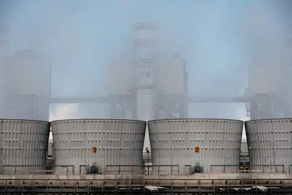 Torres de enfriamiento y las tuberías de vapor en la central térmica de la Comisión Federal de Electricidad (CFE) en Acolman, Estado de México.