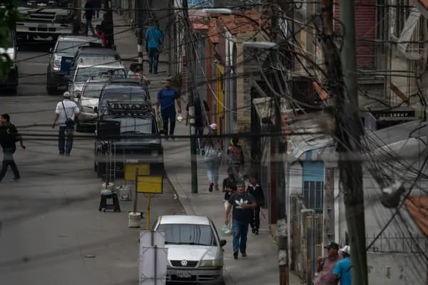 Los cables de electricidad cuelgan en una calle del barrio de bajos recursos de Catia, en Caracas, Venezuela, el viernes 27 de mayo. 27, 2022.