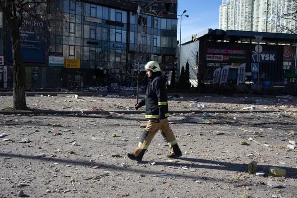 Bomberos atienden un edificio residencial dañado tras los ataques de misiles rusos en Kiev, Ucrania, el sábado 26 de febrero de 2022.