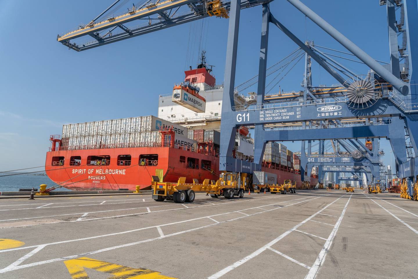 Un contenedor se descarga de un buque de carga en la terminal de la Sociedad Portuaria Regional de Cartagena (SPRC) en el Puerto de Cartagena en Cartagena, Colombia, el jueves 9 de diciembre de 2021.