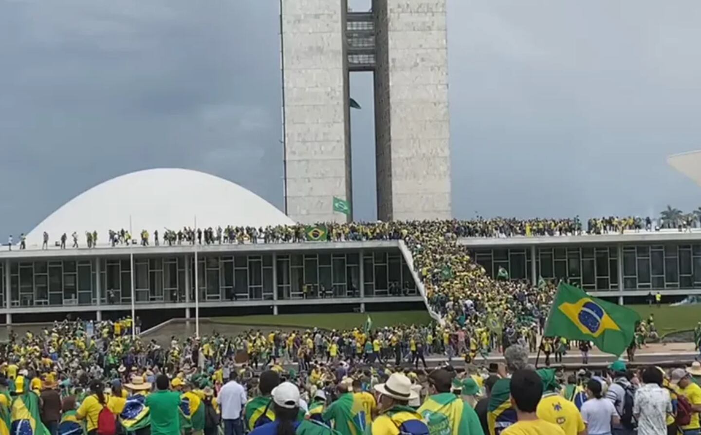 Manifestantes toman las inmediaciones del Congreso de Brasil.