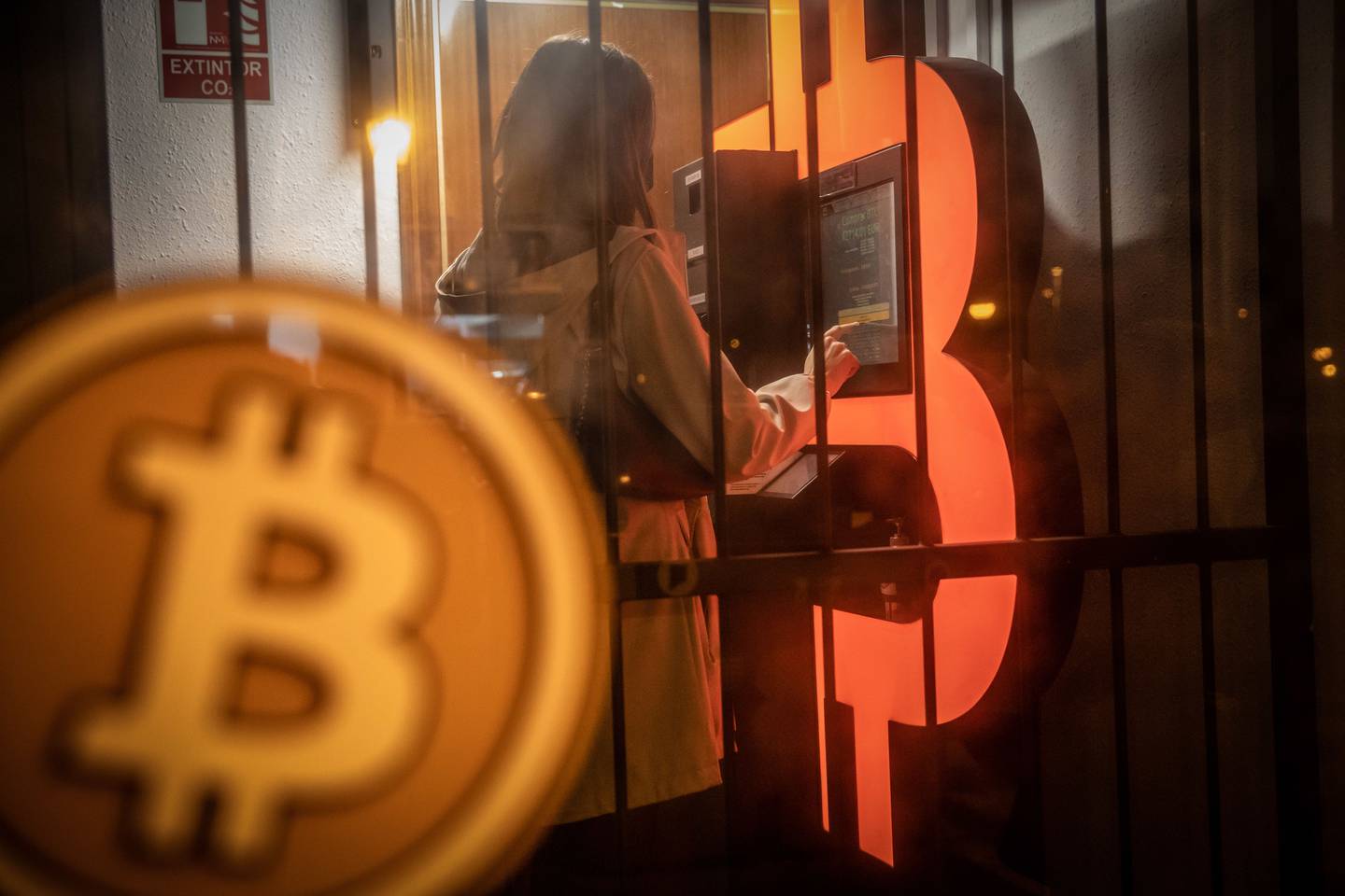 Una clienta utiliza un cajero automático (ATM) de bitcoin en un quiosco de Barcelona.dfd