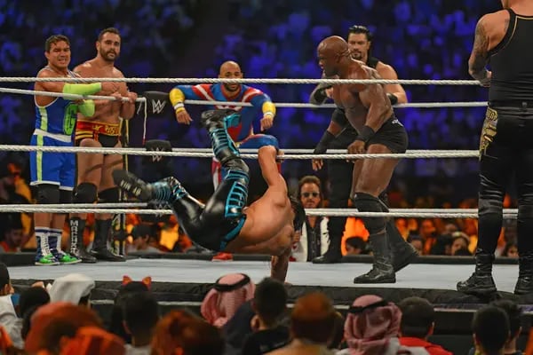 Lutas da World Wrestling Entertainment (WWE) atraem milhões de fãs em todo o mundo (Fayez Nureldine/AFP via Getty Images)