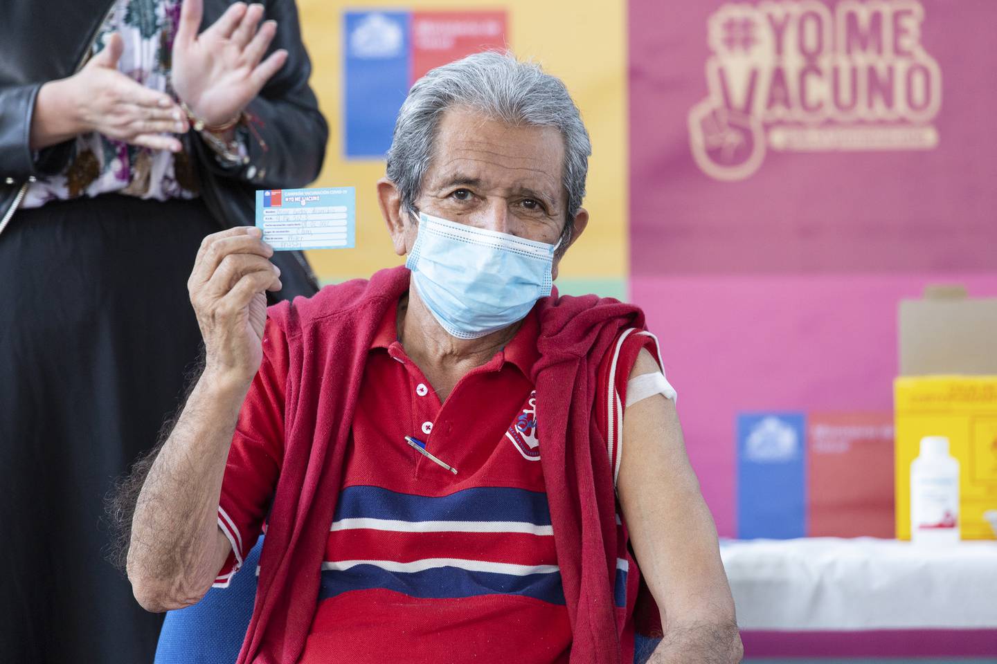 Una persona muestra su Pase de Movilidad después de ser vacunado contra el Covid-19 en Chile, el 8 de febrero de 2022.
Foto: Alejandra De Lucca V./Ministerio de Saluddfd