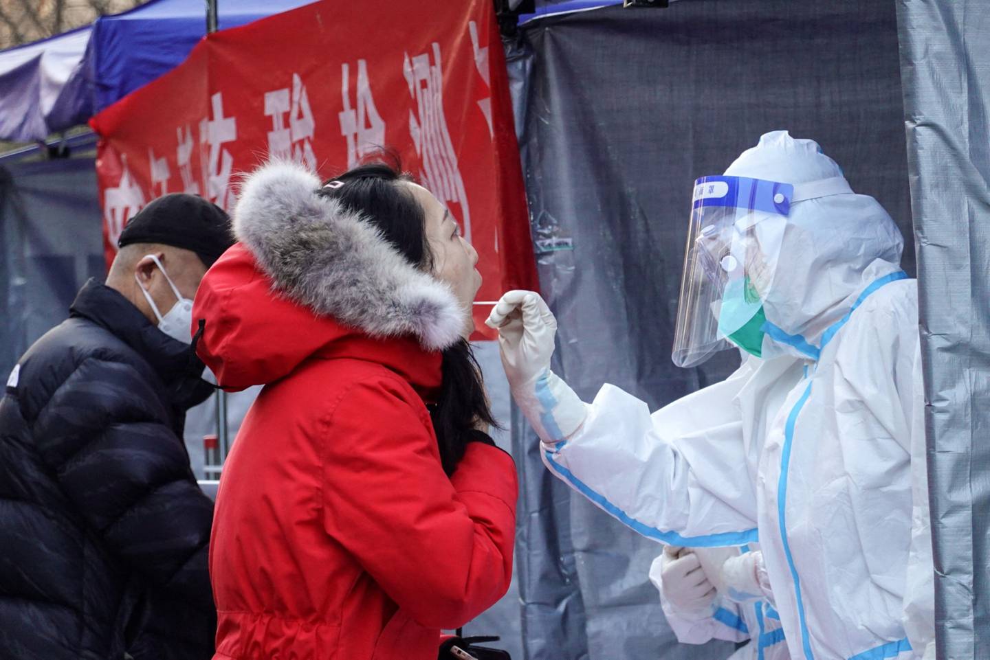 Un residente se somete a una prueba de ácido nucleico para el coronavirus, en Xi'an, en la provincia septentrional china de Shaanxi, el 29 de diciembre de 2021.  Fotógrafo: STR/AFP/Getty Images
