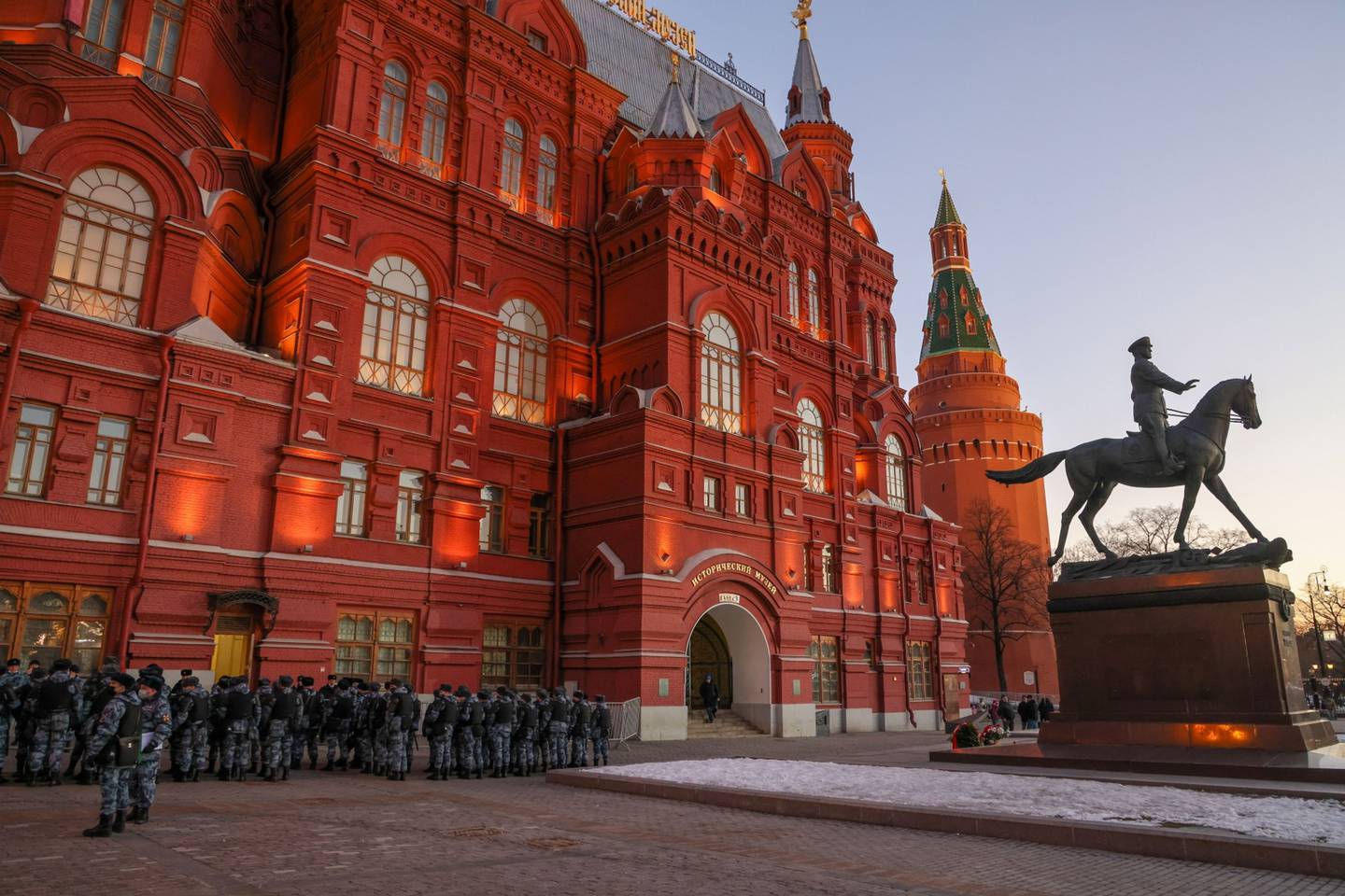 Soldados de la Guardia Nacional Rusa reciben información frente al Museo Histórico Estatal en Moscú.