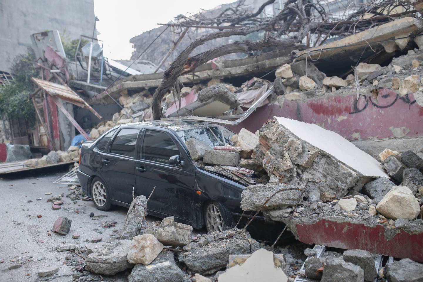 Escombros de un edificio destruido cubren un automóvil en la calle en Hatay, Turquía, el miércoles 8 de febrero de 2023. El gobierno turco está desbordado por la magnitud de los daños en las infraestructuras, los problemas logísticos y la ayuda necesaria para asistir a los 13,4 millones de personas que viven en la zona del desastre. Fotógrafo: Cansu Yildirann/Bloomberg