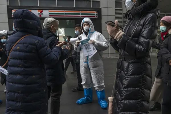 Personas se registran para hacerse tests de Covid-19 en Pekín