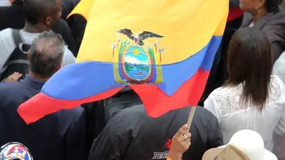 Foto referencial de un ciudadano con la bandera de Ecuador.