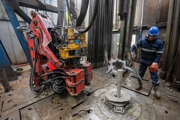 Un trabajador supervisa los procedimientos de perforación en una plataforma de perforación de gas en el campo de petróleo, gas y condensado de Gazprom PJSC.