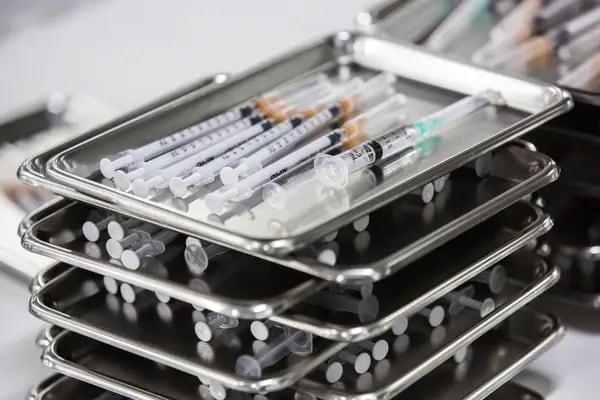 Dosis preparadas de Pfizer-BioNTech en un centro de vacunación en Bangkok.