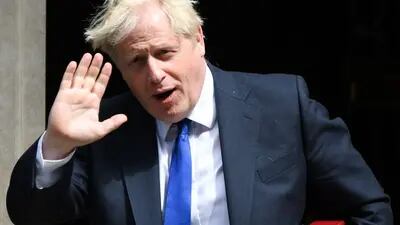 Boris Johnson, primer ministro del Reino Unido, sale del número 10 de Downing Street para asistir a una sesión semanal de preguntas y respuestas en el Parlamento en Londres, Reino Unido, el miércoles 6 de julio de 2022. . Fotógrafo: Chris J. Ratcliffe/Bloomberg