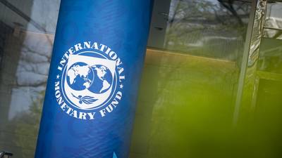 Ucrania obtiene préstamo de US$15.600 millones del FMI, primero para un país en guerradfd