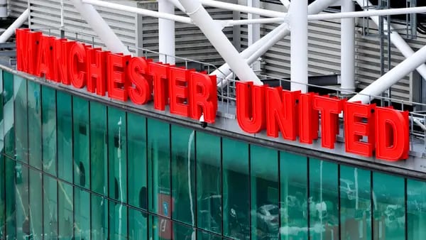 Los hinchas del Manchester United protestan contra los Glazer ante inminente venta del clubdfd