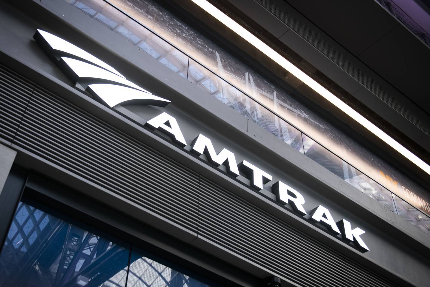 Logo de Amtrak en una estación en Nueva York.