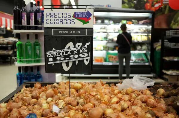 Un letrero de "precios cuidados", que forma parte de un programa del gobierno para contener la inflación, se muestra sobre los alimentos a la venta en una tienda de  Buenos Aires, Argentina