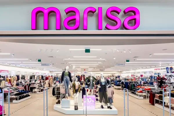 A Marisa, maior rede de moda feminina e lingerie do Brasil, possui 344 lojas espalhadas por todas as cinco regiões do país e também tem uma divisão de produtos e serviços financeiros, o Mbank, criado para prover o financiamento de produtos às suas clientes