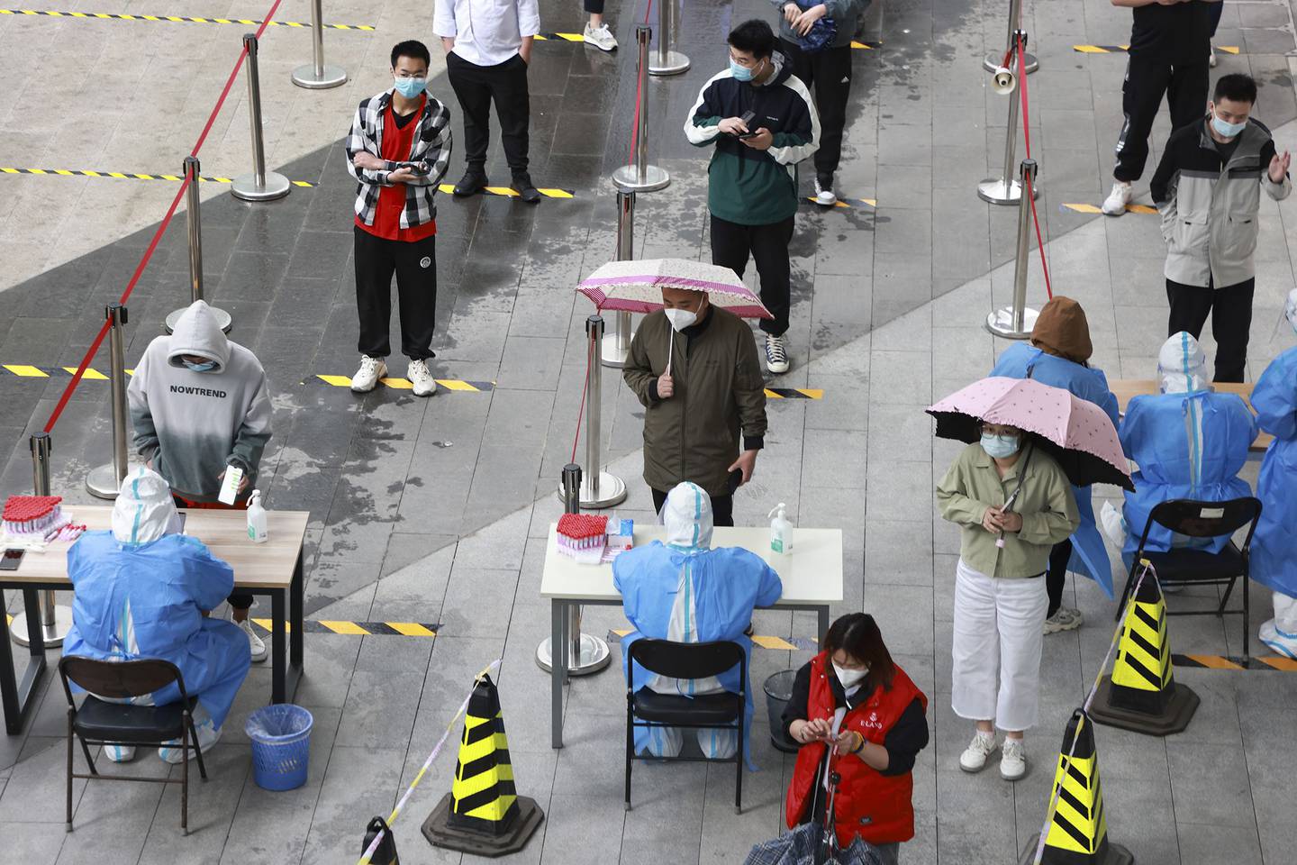 Pessoas esperam na fila para testes no distrito de Chaoyang, em Pequim