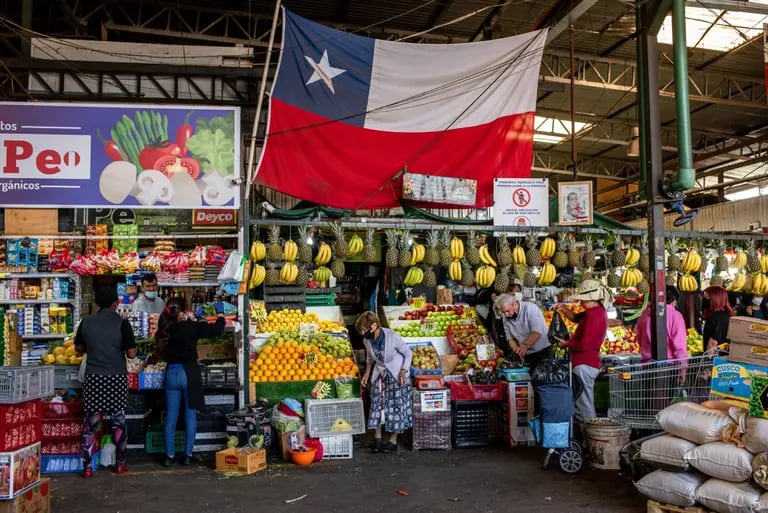 Shoppers at La Vega Central fruit and vegetable market in Santiago, Chile, on Monday, March 28, 2022. Chile's central bank is likely to increase its benchmark rate by 150 basis points to 7.0% on March 29. Photographer: Cristobal Olivares/Bloombergdfd