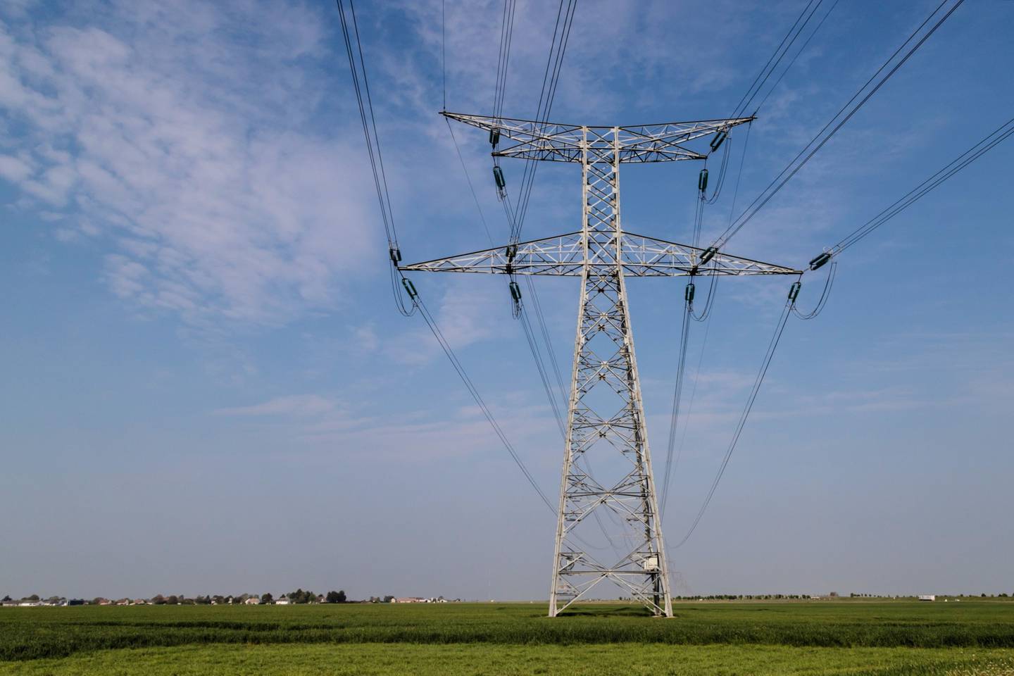 Líneas eléctricas de alta tensión atraviesan campos agrícolas en Laas, Francia, el martes 3 de mayo de 2022.  Fotógrafa: Anita Pouchard Serra/Bloomberg