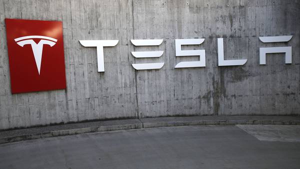 Tesla amplía su gama de vehículos con la entrega de su primer camión eléctricodfd