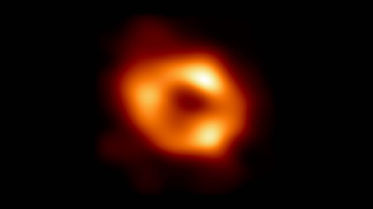 Científicos revelan la primera imagen de un agujero negro en el centro de la Vía Lácteadfd