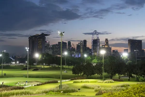 Golfistas juegan al atardecer en el campo de golf de Marina Bay, en Singapur. Fotógrafo: Wei Leng Tay/Bloomberg