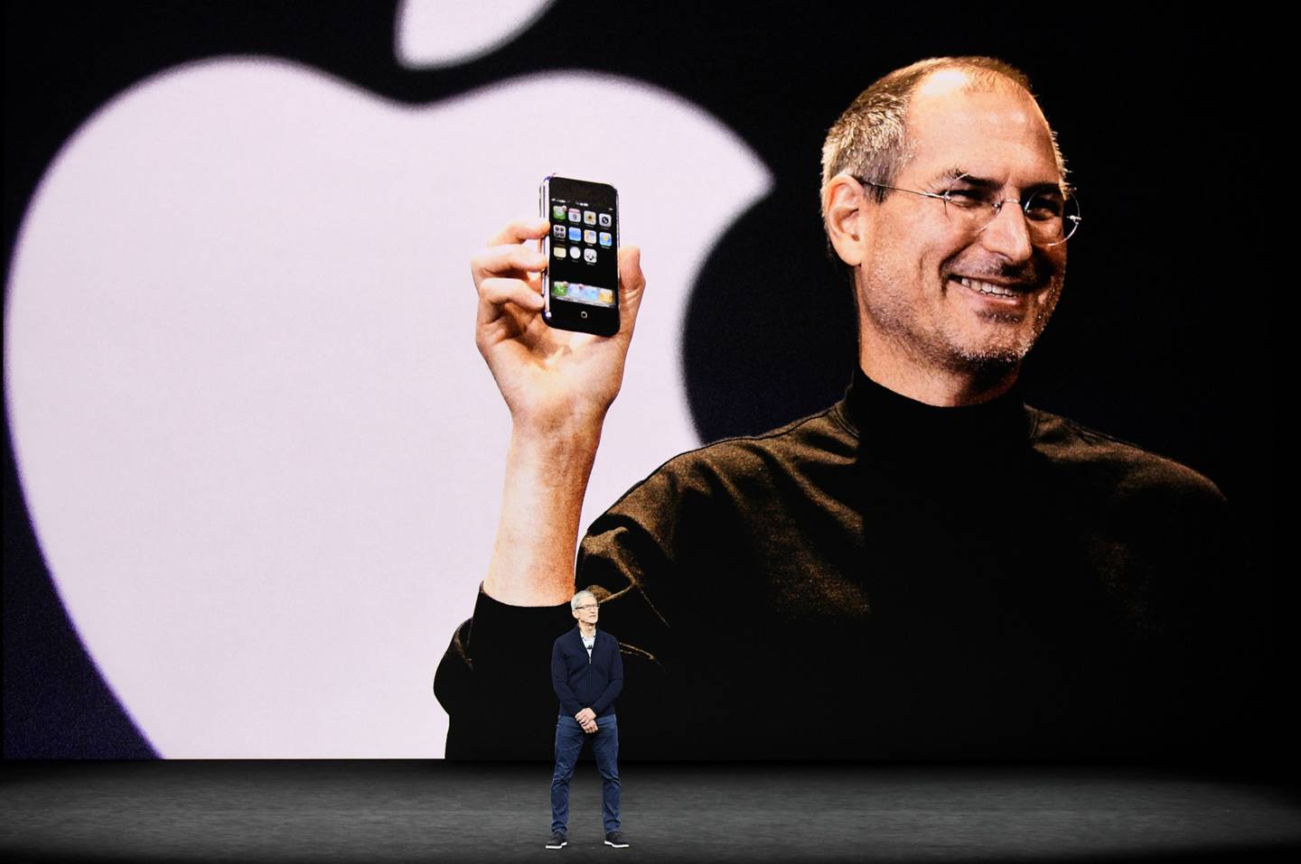 Atrás, Steve Jobs, cofundador de Apple, falleció en octubre del 2011. Adelante, Tim Cook, el actual CEO de la compañía.
