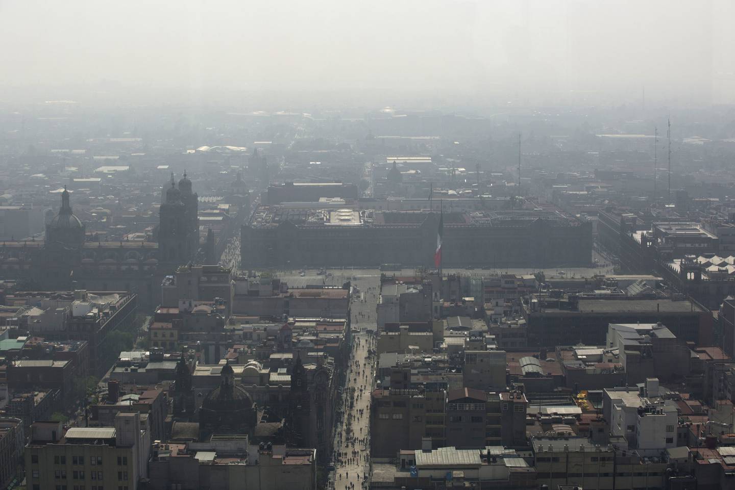Foto del Zócalo en México un día con mala calidad de aire.