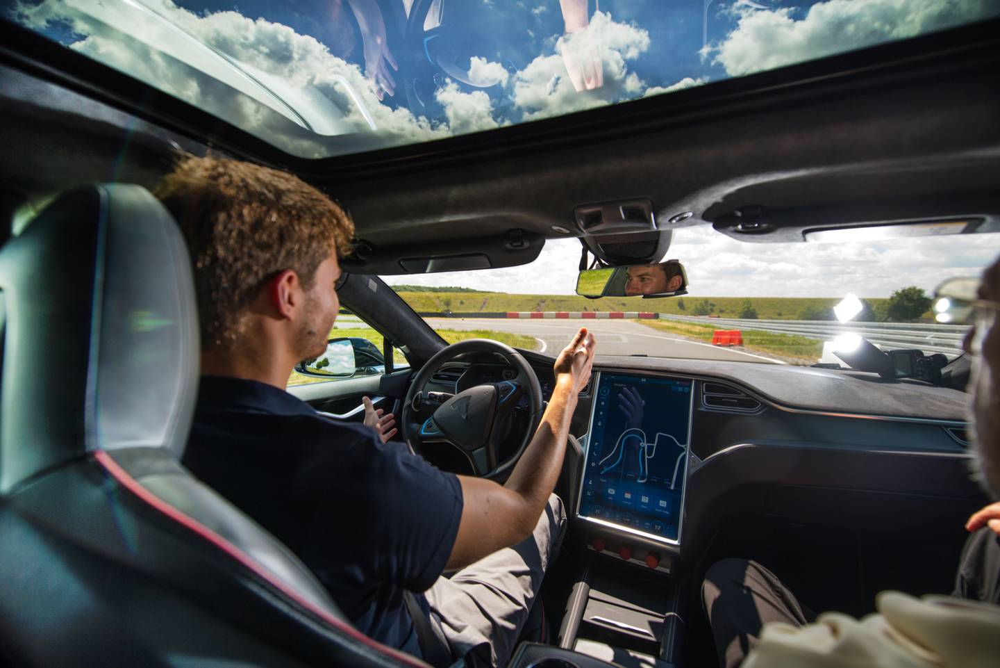 Elon Musk disse na semana passada que os motoristas logo seriam capazes de atualizar a chamada "capacidade de direção autônoma" de seus veículos