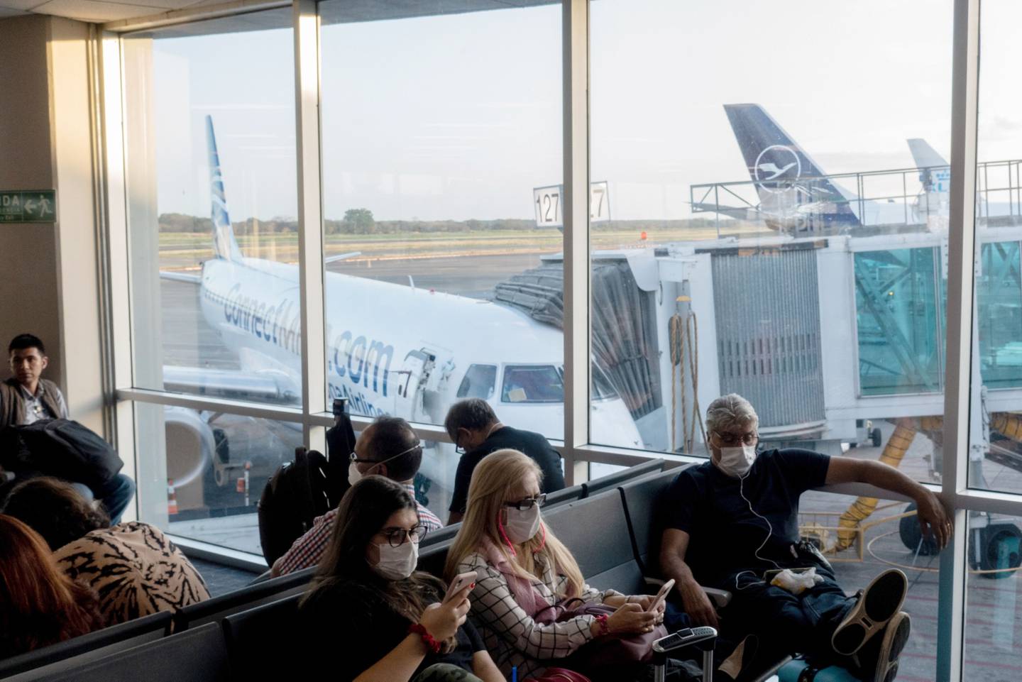 Viajeros usan mascarillas en el Aeropuerto Internacional de Tocumán, en Ciudad de Panamá, Panamá, el viernes 28 de febrero de 2020.